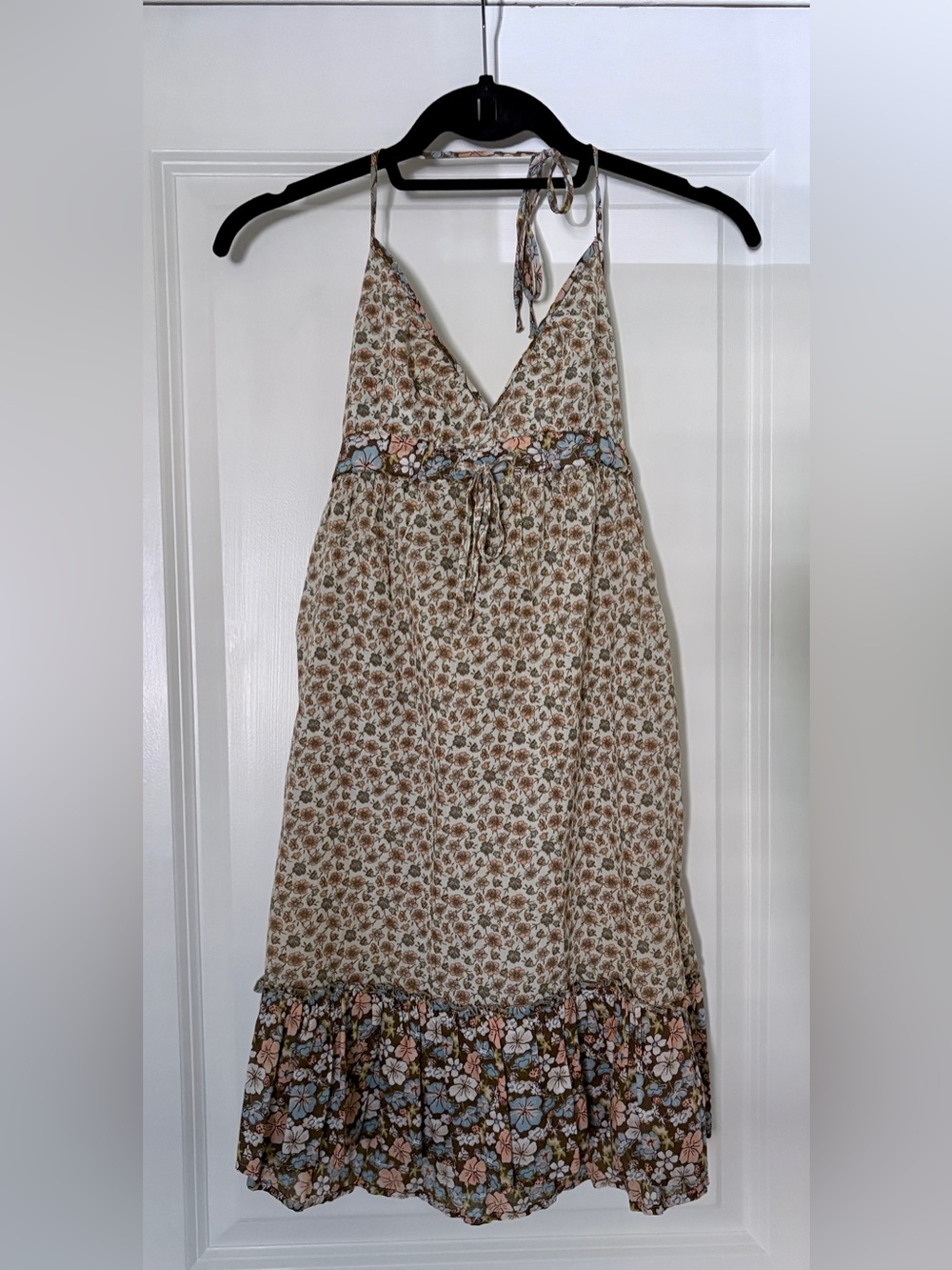 H&M Women’s Cream Floral Halter Sundress 👗